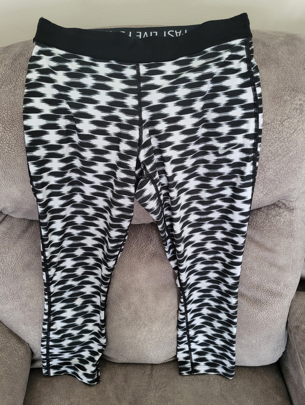 Nike Black & White Patterned Womens Active Leggings